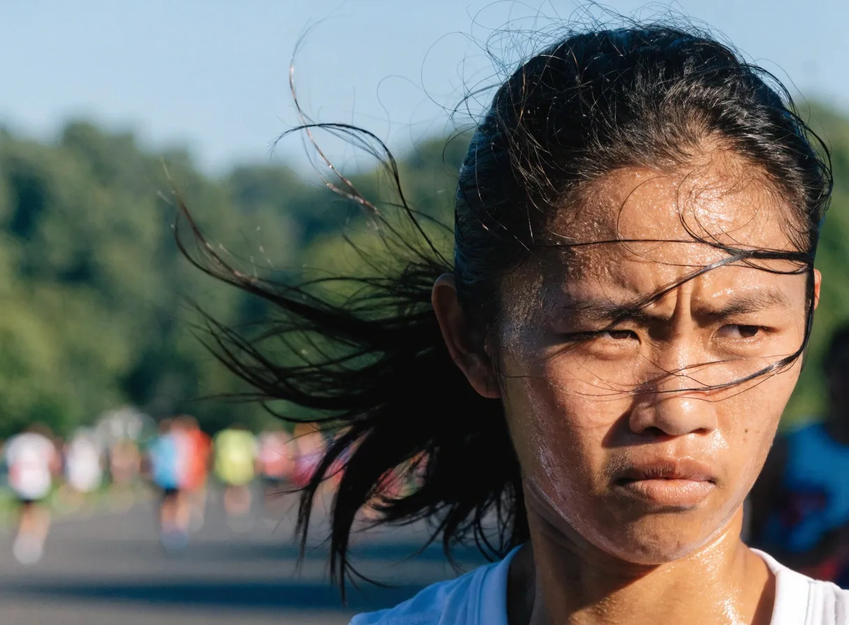 Potret pelari maraton hasil jepretan fotografer event — jenis foto yang dikirim otomatis begitu terjual.